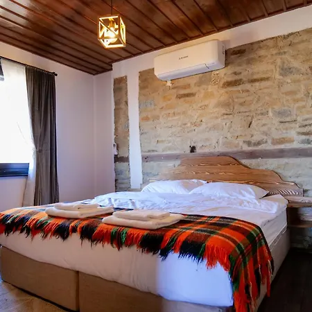 трите къщи *