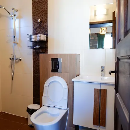 трите къщи Leshten