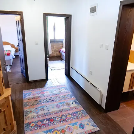 трите къщи Vakantiehuis Leshten