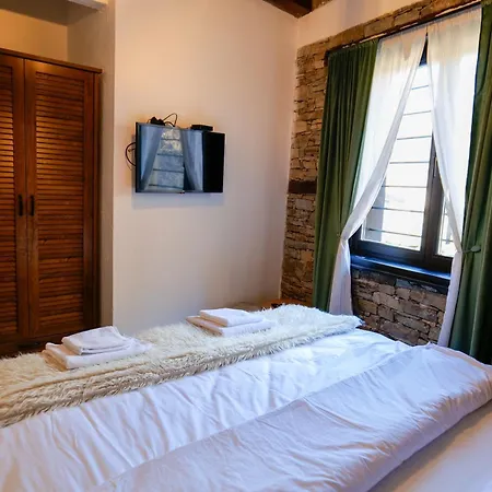 трите къщи *