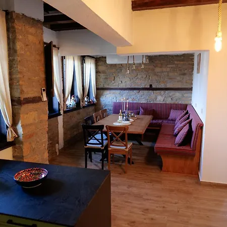 трите къщи *