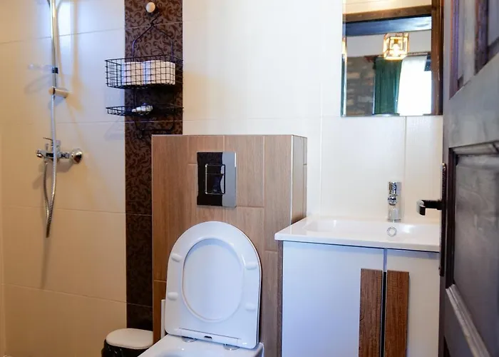 трите къщи Leshten